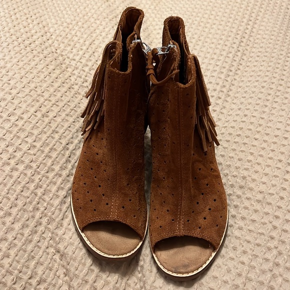 TOMS Suede Booties Cinnamon Brown Peep Toe Majorca Perforated Fringe Women’s 7 - Picture 12 of 12